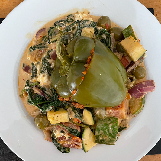 Spinach, vegetable and feta sauce with stuffed peppers - Fitness Health