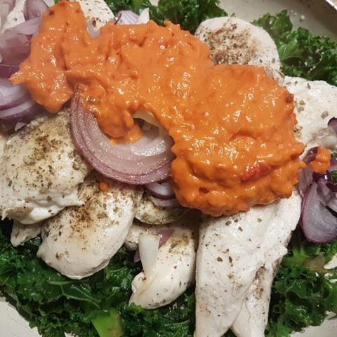 Chicken fillet, poached kale with roasted red pepper sauce - Fitness Health 