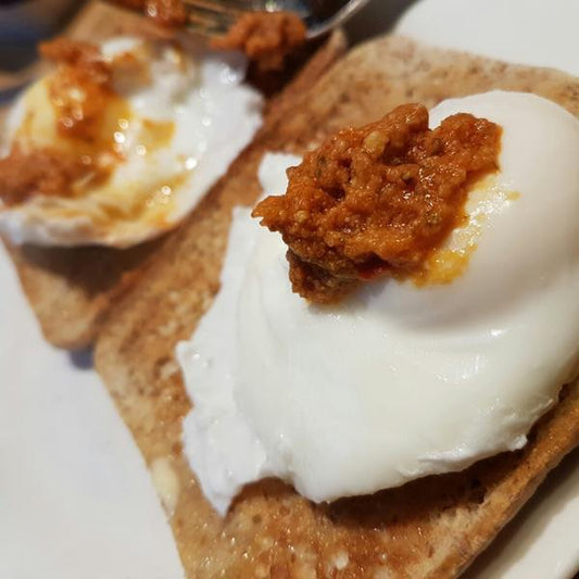 Poached egg on Rye bread with pesto - Fitness Health 